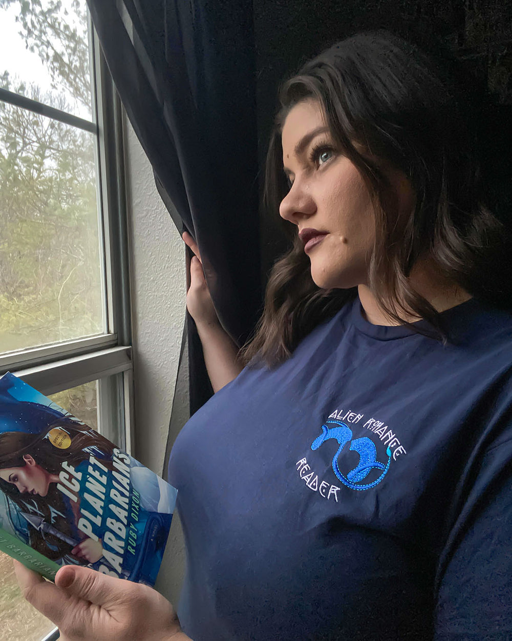 Alien romance shirt for book lovers featuring the title 'Alien romance reader' and blue alien horns on the left chest.